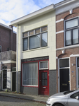 907506 Gezicht op de voorgevel van het pand Otterstraat 74 te Utrecht, met boven de voormalige etalage de oude ...